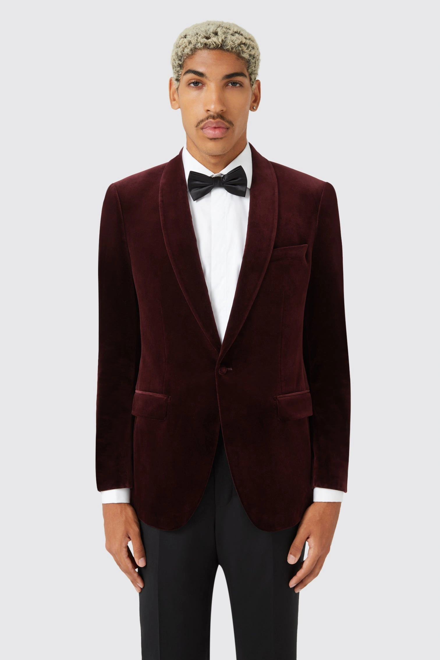 Almeida Weinrot Samtblazer: Eleganz neu definiert im Archiv. Ein Hauch Luxus, ein Stil für immer.